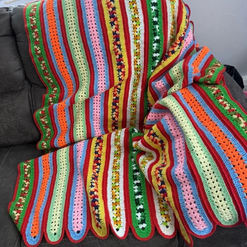 Vintage Scalloped hem multicolored afghan